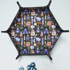 Piste à dés hexagonale en simili cuir noir et coton motif "Sorciers"